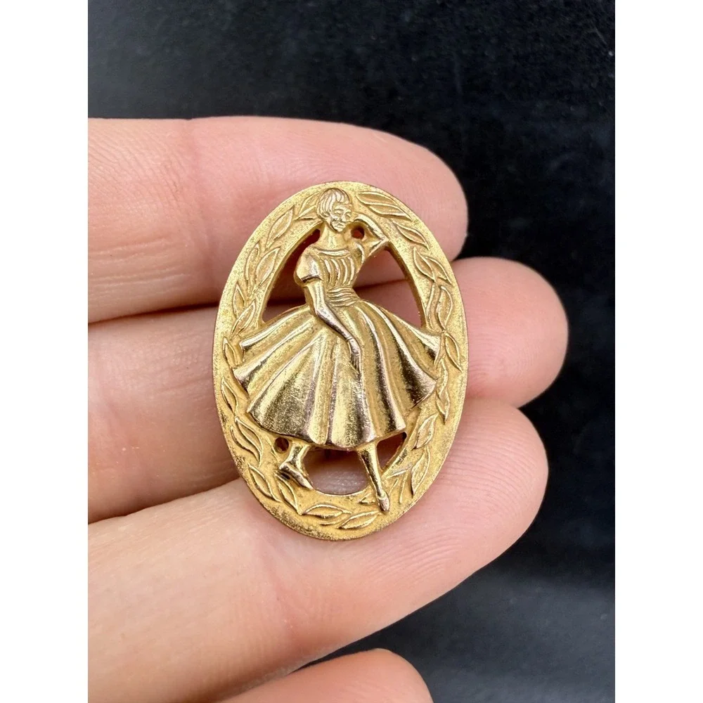 Vintage Singer Young Style Maker Contest Brooch Gold‎ Tone Signed